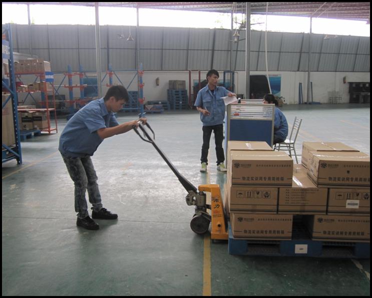 圖三 物流比賽（sài）項目比賽選手在進行倉儲流程（chéng）操作