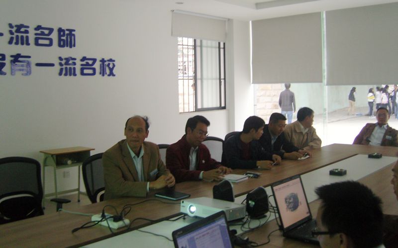 關菲明副院長在認真聽取匯報