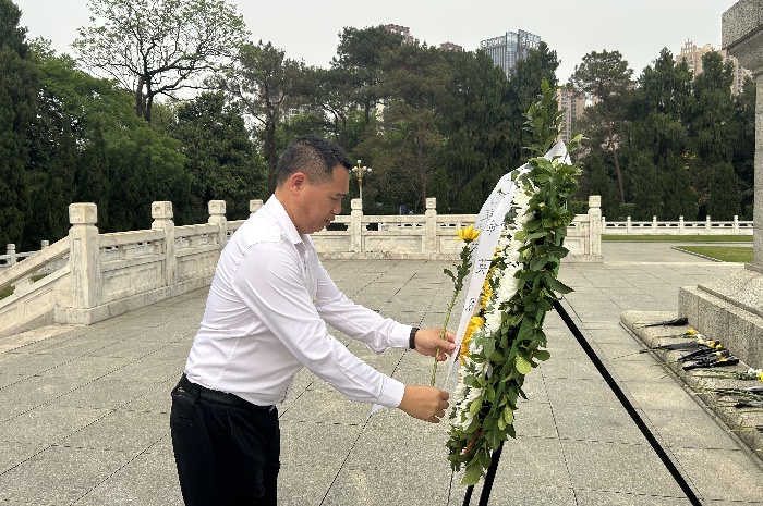 1743991552289031369.jpg 孫祖德整理花圈(quān)挽聯.jpg