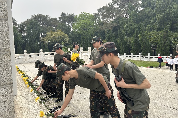 1743991611142034815.jpg 向革命先烈敬獻(xiàn)菊花2.jpg