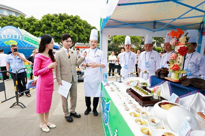 1745282840993082030.jpg 2.參賽團隊接受廣西電視台專訪現場_副本.jpg