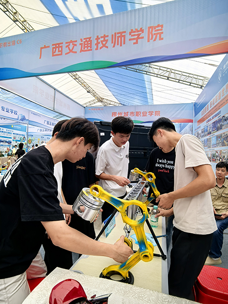 1747381546663076955.jpg 學生參觀汽車零(líng)部件手工藝品.jpg