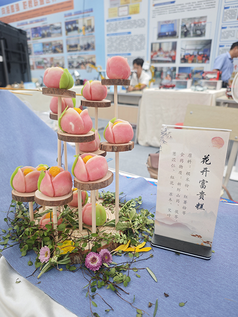 1747381633012092070.jpg 象形麵點參展作品:花開富貴糕.jpg