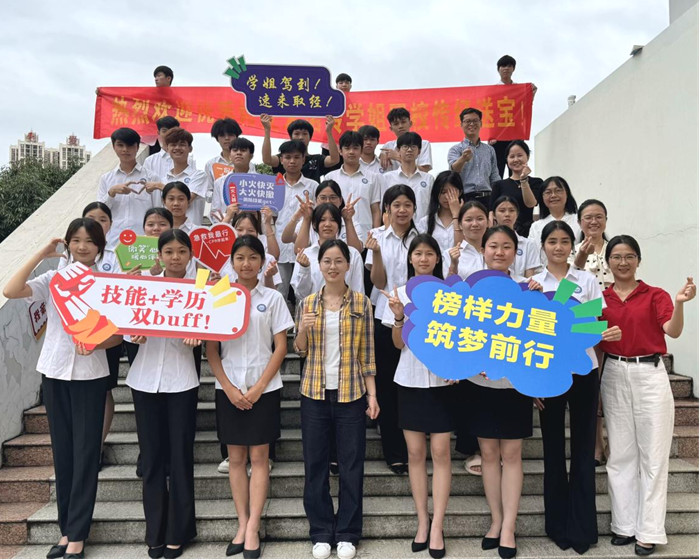 1748596917956050597.jpg 圖4:朱諾玲和2024交通客運服務1班合影_副本.jpg