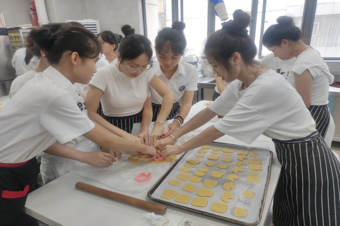 圖4：學生以小組為單位製（zhì）作餅（bǐng）幹.jpg