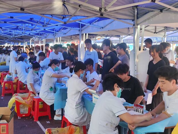 1756457628852065560.jpg 2.新生(shēng)體(tǐ)檢抽血、皮試現場.jpg